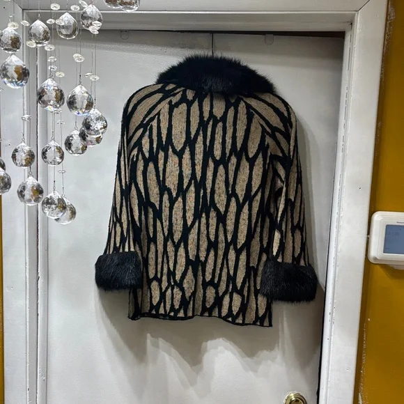 Chic Black and Tan Patterned Jacket with Faux Fur Trim - Picture 2 of 2